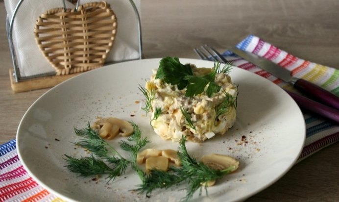 Мясной салат с сыром и грибами