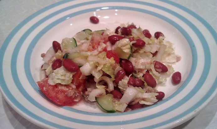Салат из тунца с красной фасолью и овощами