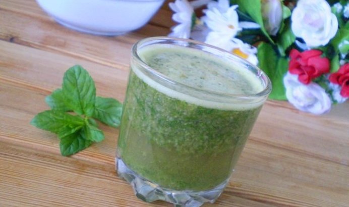 Зеленый коктейль с яблоком