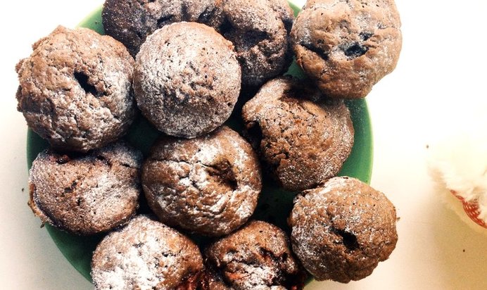 Шоколадные маффины с клубникой