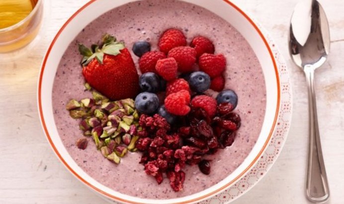 Смузи-боул с овсянкой и ягодами