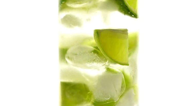 Лимонный напиток с имбирным элем и мятой