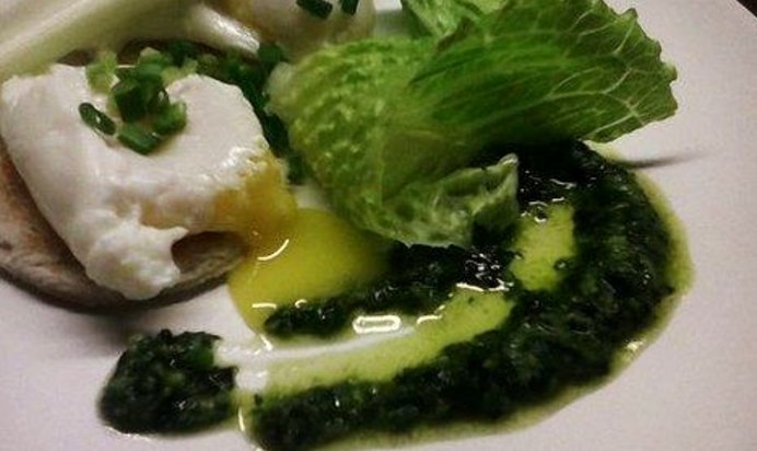 Яйцо пашот на тостах с соусом песто и сельдереем