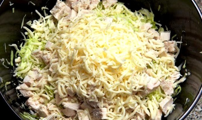 Салат из свежей капусты с курицей
