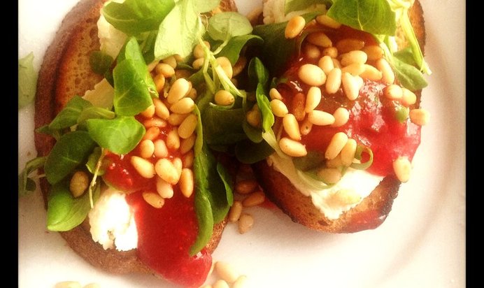 Ржаные тосты с козьим сыром, ягодным соусом и кедровыми орешками