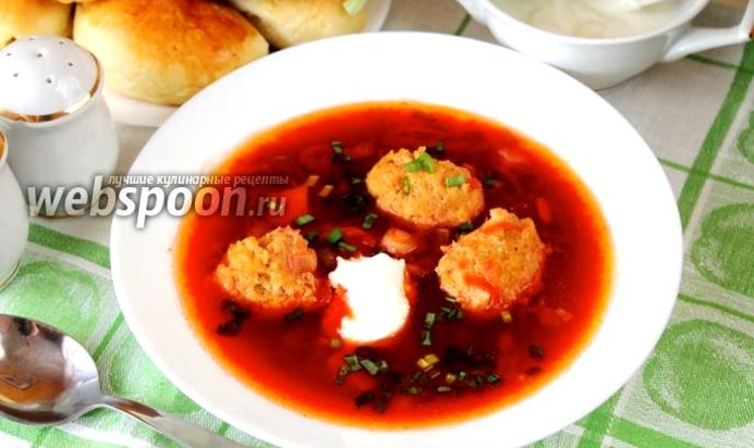 Горячий свекольник с куриными кнелями