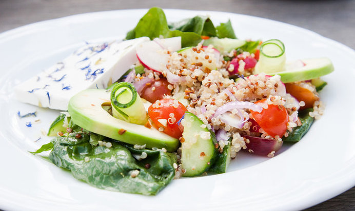 Овощной салат с киноа и сыром фета