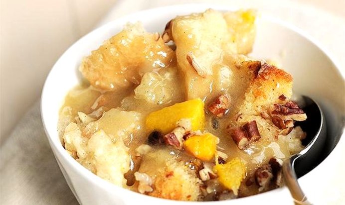 Хлебный пудинг с персиками и орехами