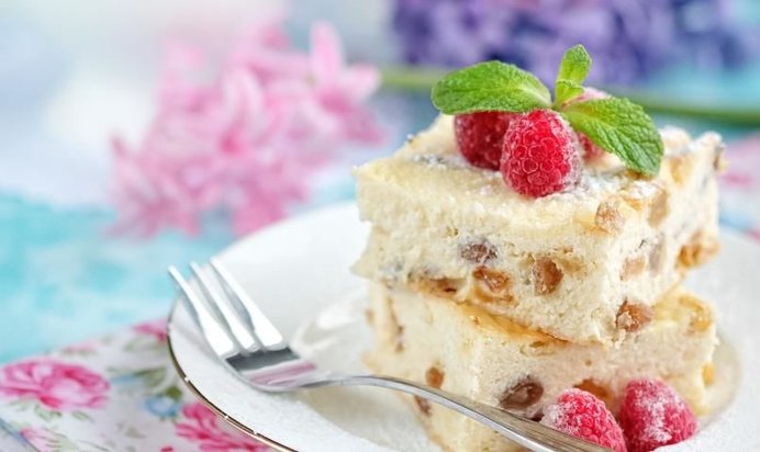 Воздушная творожная запеканка с изюмом