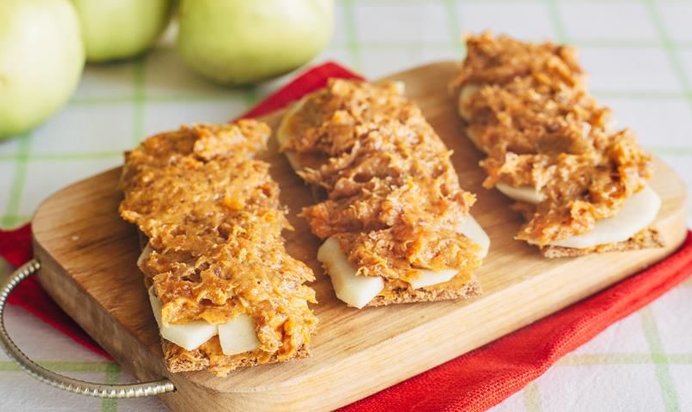 Хлебцы с пастой из сухофруктов и меда