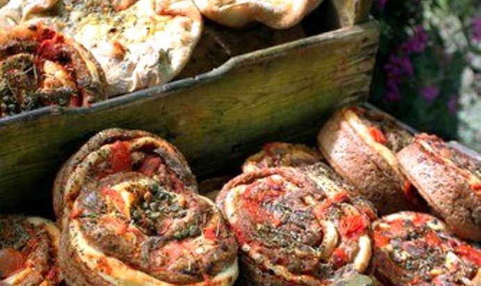 Хлеб с чесноком, базиликом и помидорами