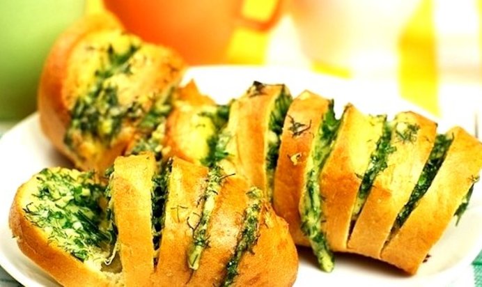 Батон с сыром и чесноком