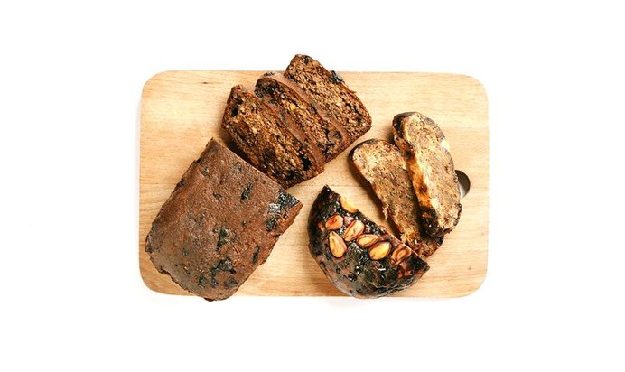 Хлеб из ореховой муки с сухофруктами