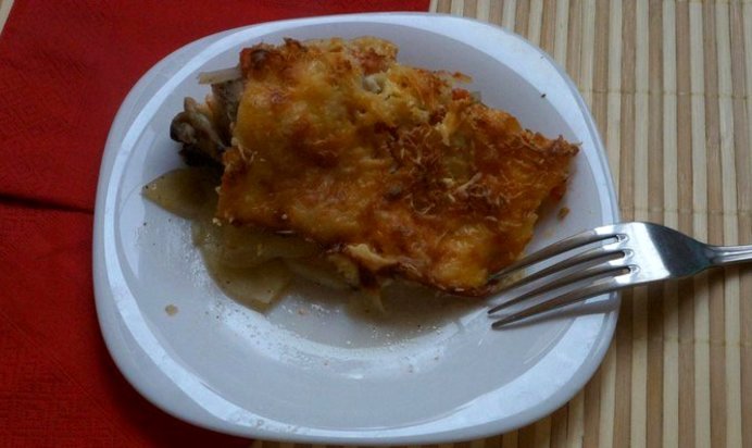 Запеканка с куриными бедрышками и копченым сыром