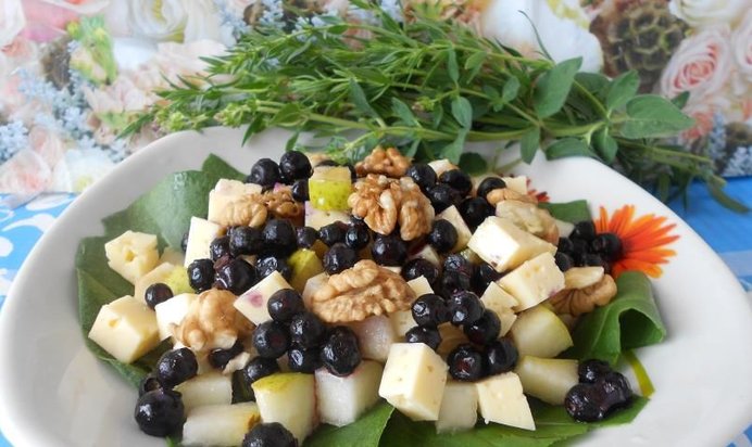 Салат с черникой