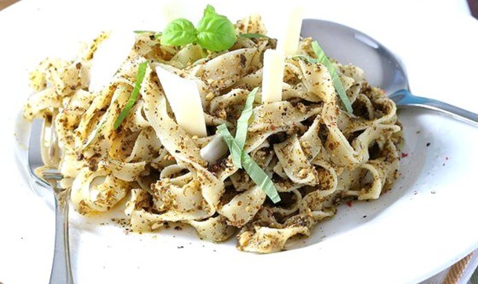 Лингвини с песто из рукколы и пекана