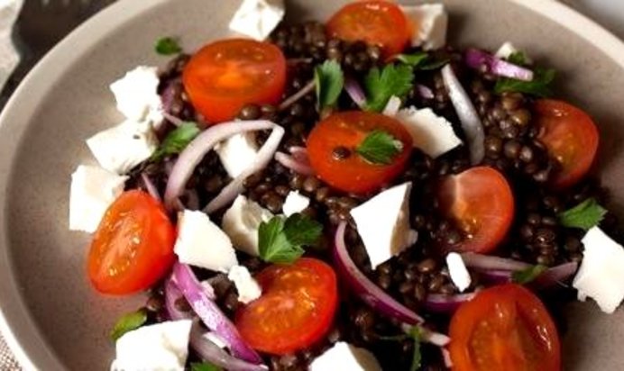 Салат с чечевицей и сыром фета
