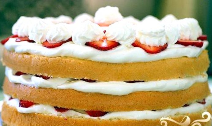 Клубничный торт со сливками