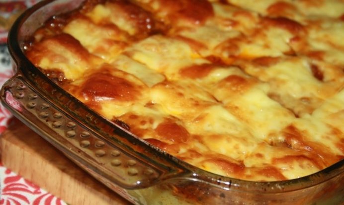 Картофельная запеканка с говяжьим фаршем, пекинской капустой, кабачками и сыром сулугуни