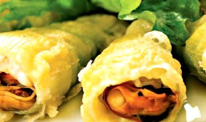 Кулёчки из лука-порея с морепродуктами