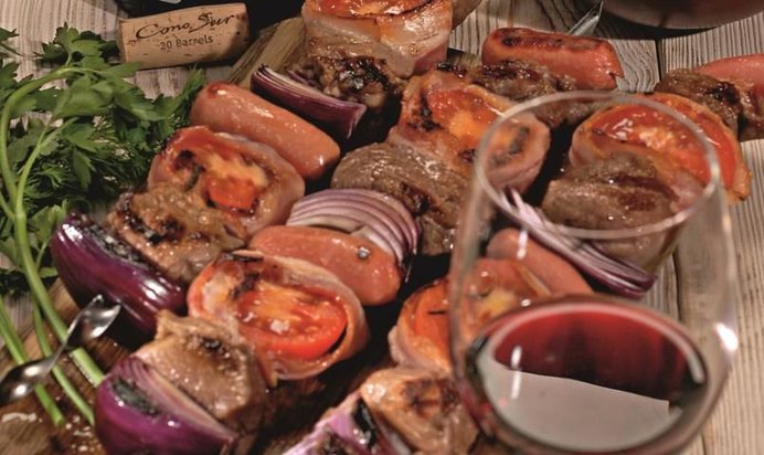 Шашлыки с соусом из хрена