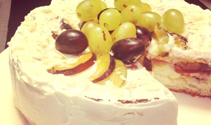 Бисквитный торт со сливами