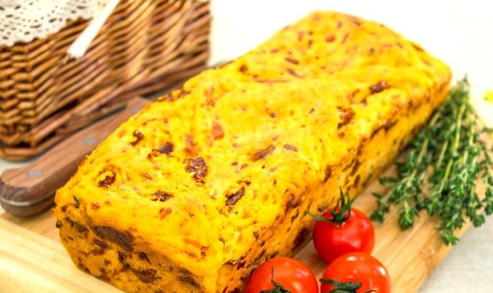 Хлеб с вялеными помидорами, сыром и тимьяном