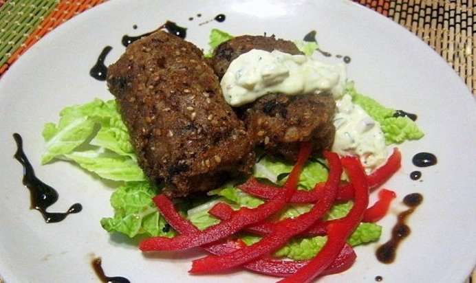 Рулетики из ржаных хлебцев с мясным фаршем