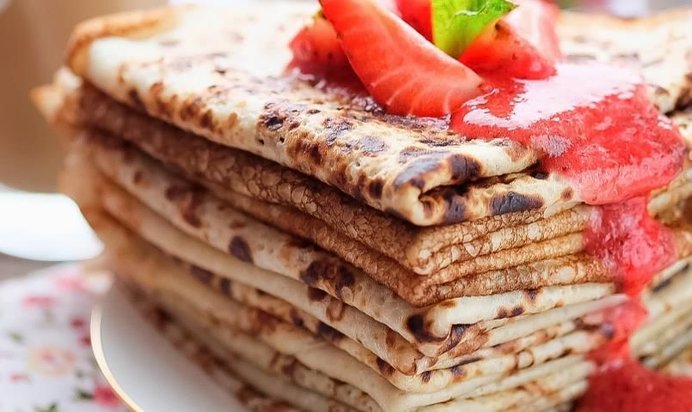 Нежнейшие блины на кефире с клубничным соусом