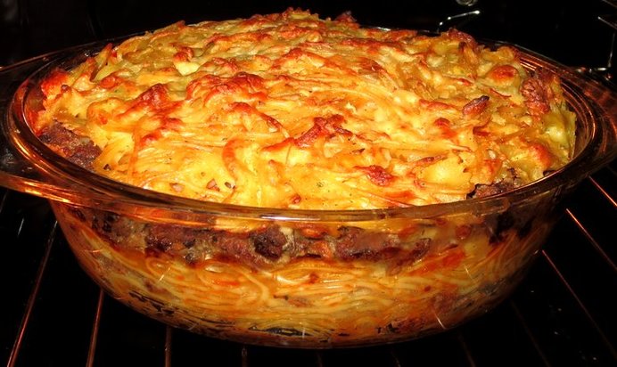 Запеканка со спагетти и мясной прослойкой