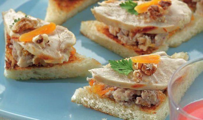 Тосты с куриной грудкой и паштетом из фасоли