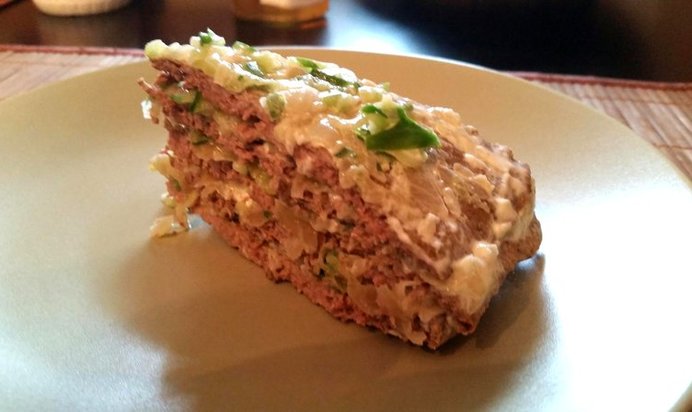 Торт из куриной печени со свежим огурцом и луком