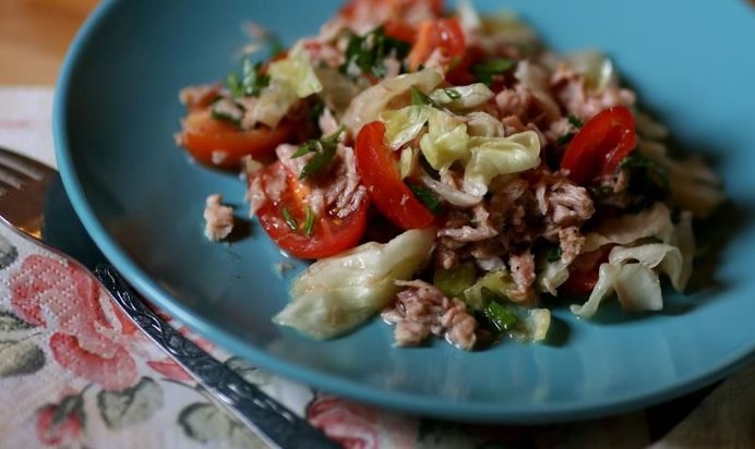 Невероятно сочный салат с тунцом