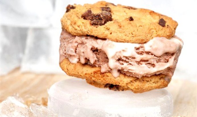 Быстрый торт из мороженого с бисквитами