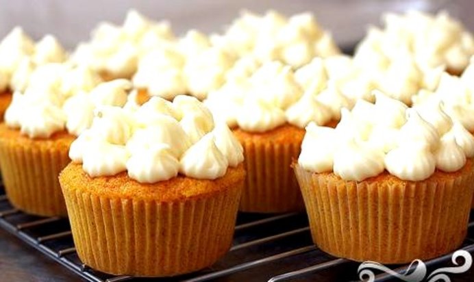 Морковные маффины со сливочной глазурью