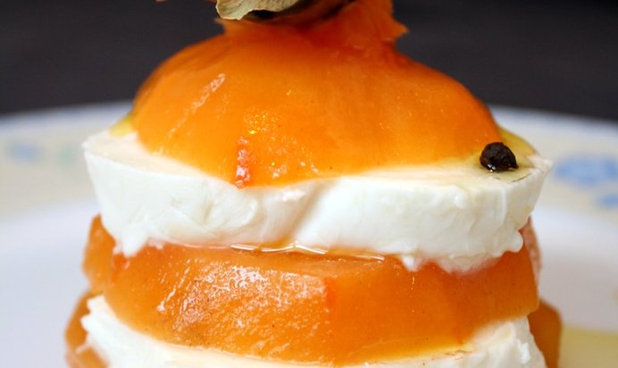 Хурма с моцареллой