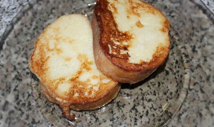 Батон жареный с молоком и яйцом