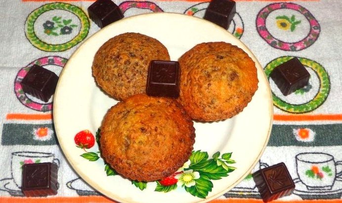 Маффины с шоколадом и изюмом
