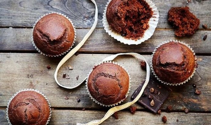 Шоколадные маффины с орешками