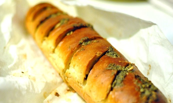 Батон с чесноком и зеленью