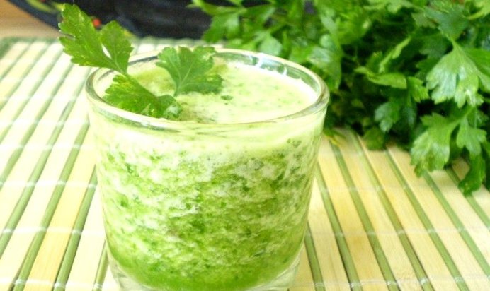 Зеленый коктейль с петрушкой