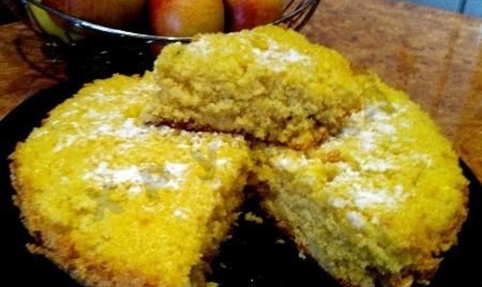 Шарлотка с яблоками в мультиварке