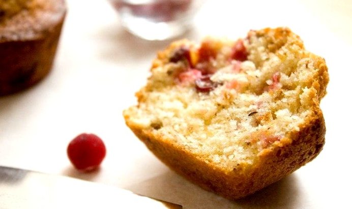 Клюквенные маффины с фундуком