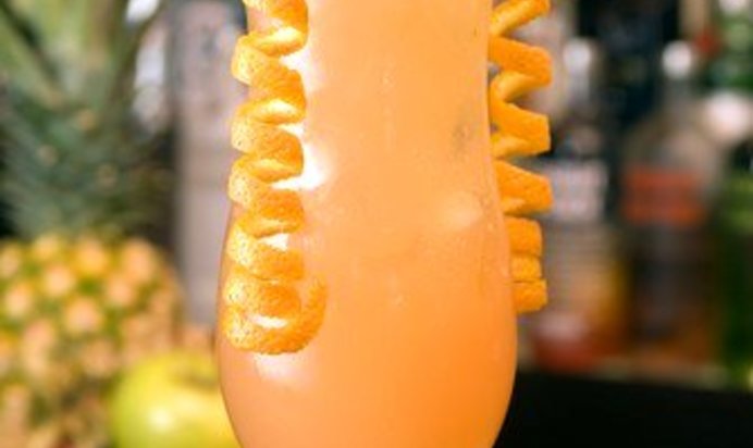 Коктейль из шампанского и маракуйи