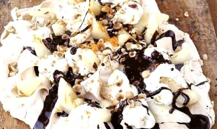 Торт безе с грушами, сливками, лесными орехами и шоколадным соусом