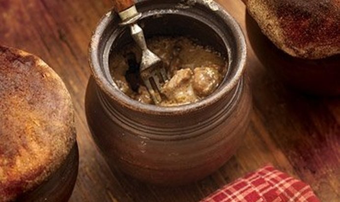 Говяжьи почки в сметане под хлебной ермолкой