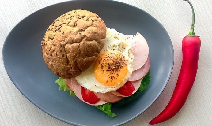 Бургер с яичницей-глазуньей и мясной нарезкой
