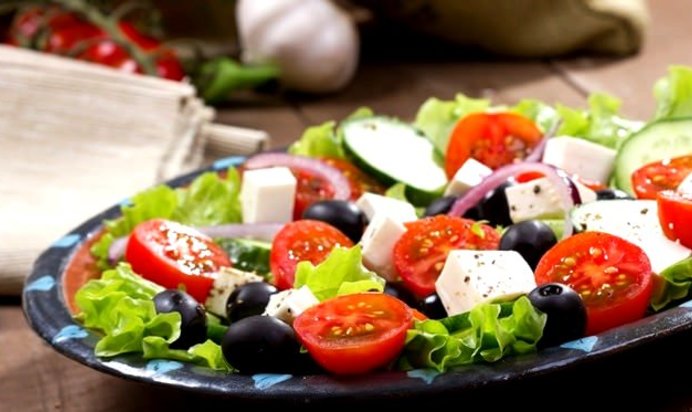 Греческий салат с моцареллой