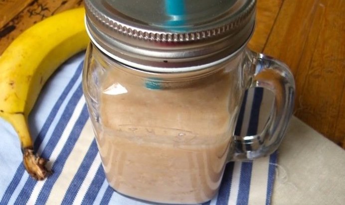 Банановый коктейль на кокосовой воде с корицей