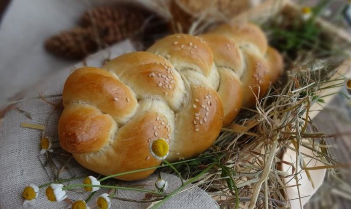 Свежий румяный постный хлеб с кунжутом...